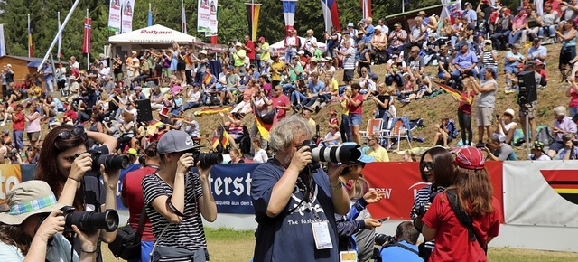 Nahezu hundert Mitarbeiter von zwei Fe... den FIS-Wettkmpfen in Hinterzarten.   | Foto: Dieter Maurer