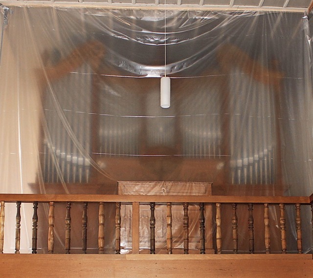 Whrend der Arbeiten in der Tegernauer... wurde die Orgel zum Schutz abgedeckt.  | Foto: Heiner Fabry