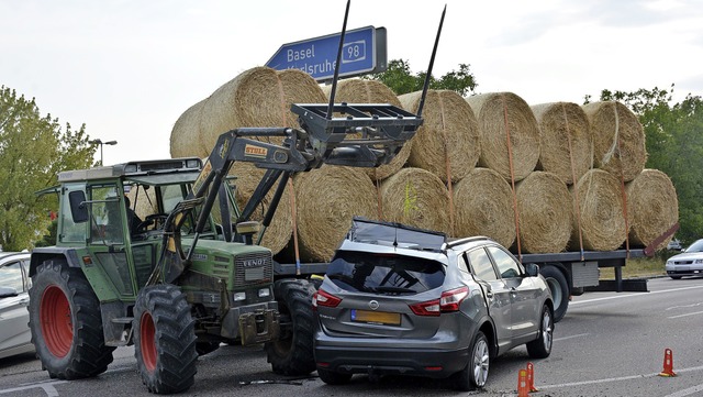 Vergangenen Freitag krachte ein Autofahrer mit seinem Wagen in einen Traktor.  | Foto: Hannes Lauber