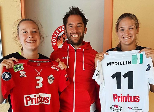 Teammanager Florian Scheuer, hier mit ...orstellung der Trikots fr die Frauen.  | Foto: Verein