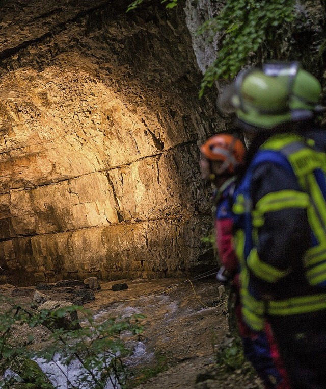 Einsatzkrfte vor der Falkensteiner Hhle  | Foto: Christoph Schmidt (dpa)