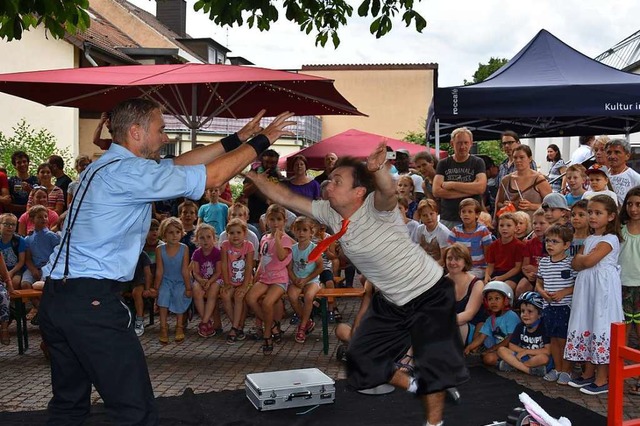 Alex und Joschi begeisterten die Kinder mit ihrer Akrobatik-Komik.   | Foto: Andrea Steinhart