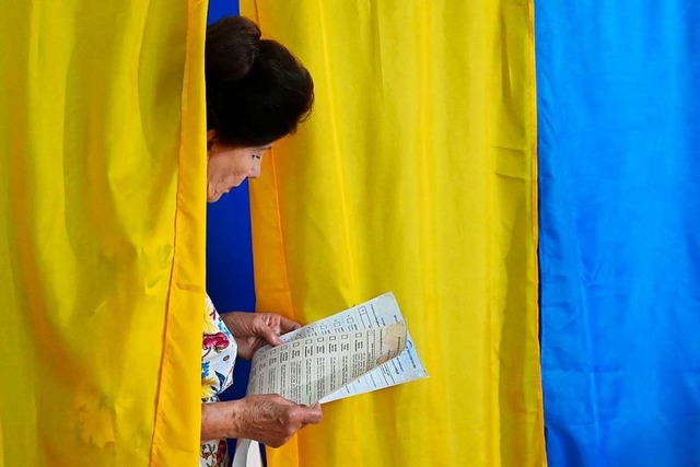 Eine Frau bei der Wahl am 21. Juli in Kiev  | Foto: GENYA SAVILOV (AFP)