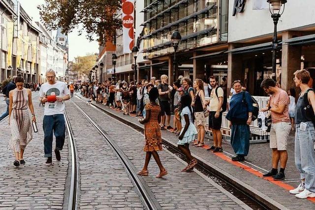 Fotos: Rund 600 Menschen bilden auf Freiburgs KaJo eine Menschenkette