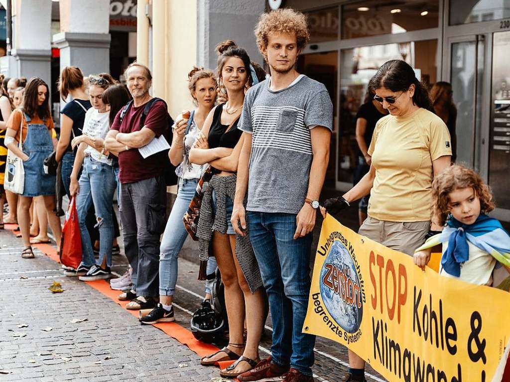 Aktion von Extinction Rebellion Freiburg auf der KaJo im Rahmen des #worldovershootday: