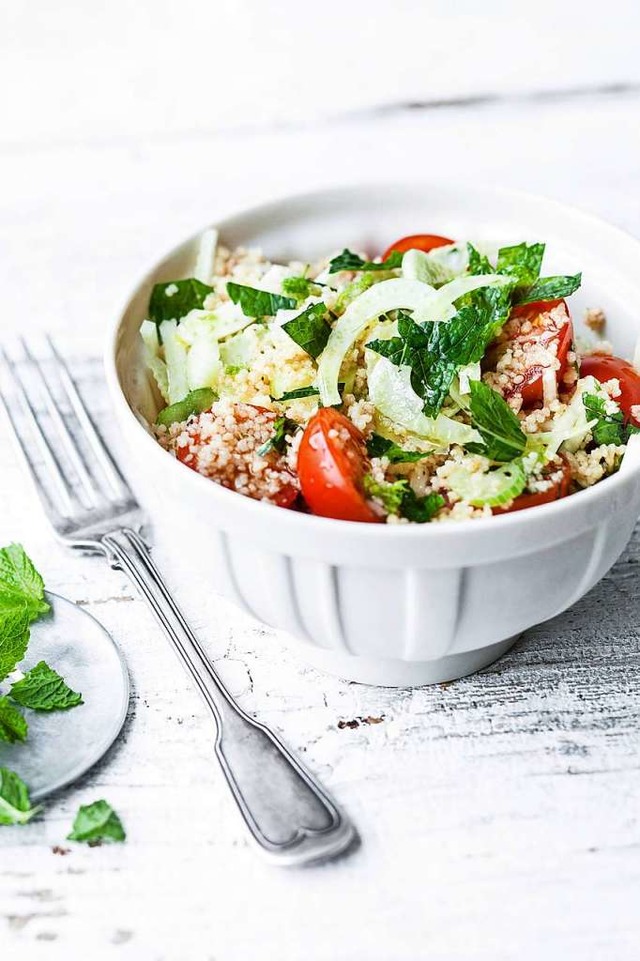 In nur 15 Minuten ist ein Couscous-Salat mit Fenchel und Minze zubereitet.  | Foto: Wolfgang Schardt (dpa)