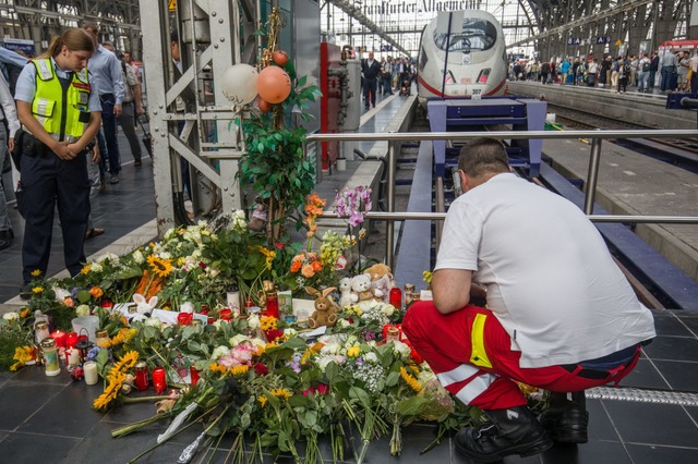 Blumen und Stofftiere erinnern am Fran...e unerklrliche Tat sein Leben verlor.  | Foto: Frank Rumpenhorst (dpa)