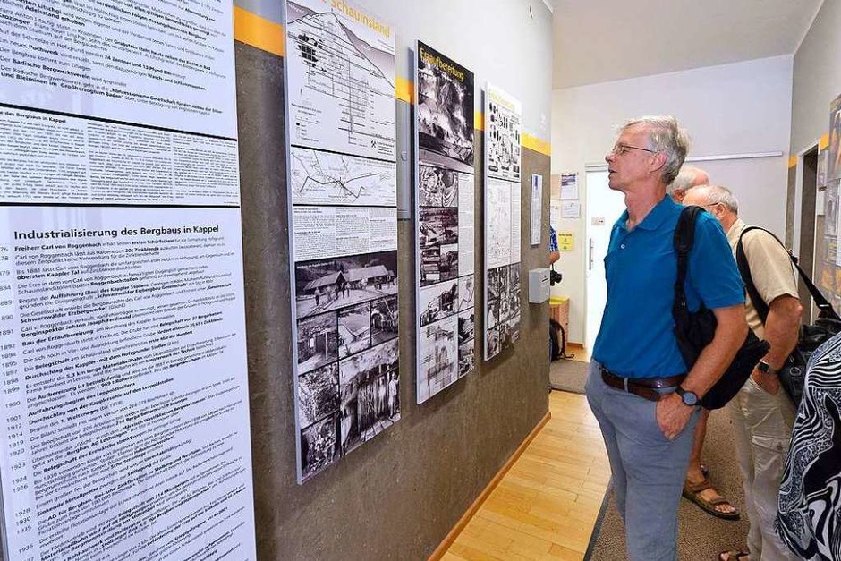 Rund 30 Besucher lassen sich durch die Ausstellung im Kappeler Rathaus führen. (Foto: Ingo Schneider) Rund 30 Besucher lassen sich durch die Ausstellung im Kappeler Rathaus führen. (Foto: Ingo Schneider)