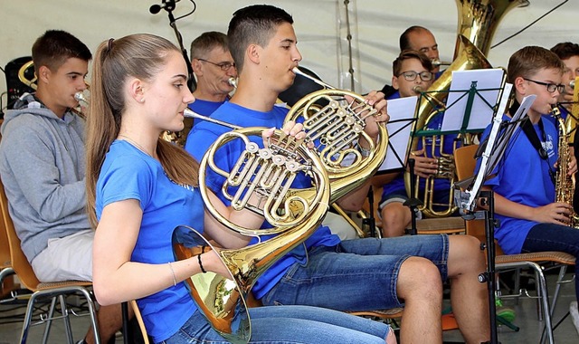 Das Jugendorchester Ottenheim beeindru...einem Spiel die Besucher im Festzelt.   | Foto: Reiner Beschorner