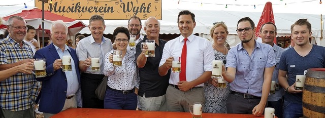 Viel Politprominenz feierte am Samstag...Erffnung des Wyhler Gassenfests mit.   | Foto: Jrgen Schweizer