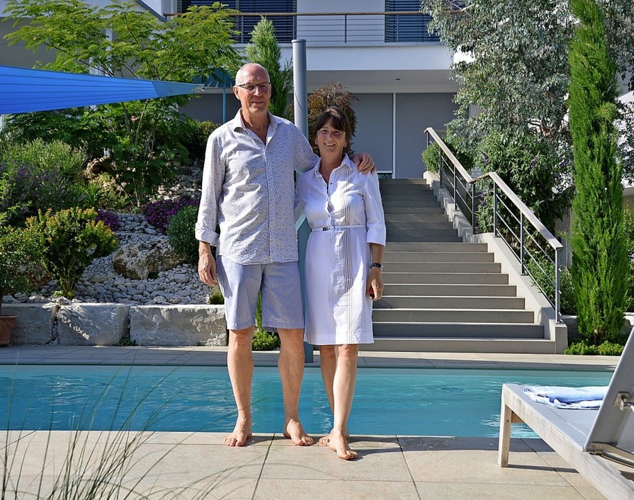 Yvonne und Reinhard Ambros im Herzstüc...ses: dem mediterranen Garten mit Pool   | Foto: Horatio Gollin