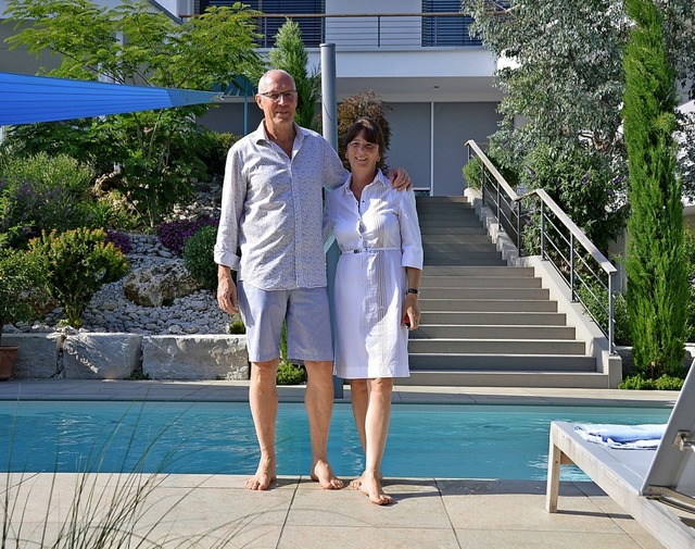 Yvonne und Reinhard Ambros im Herzstc...ses: dem mediterranen Garten mit Pool   | Foto: Horatio Gollin