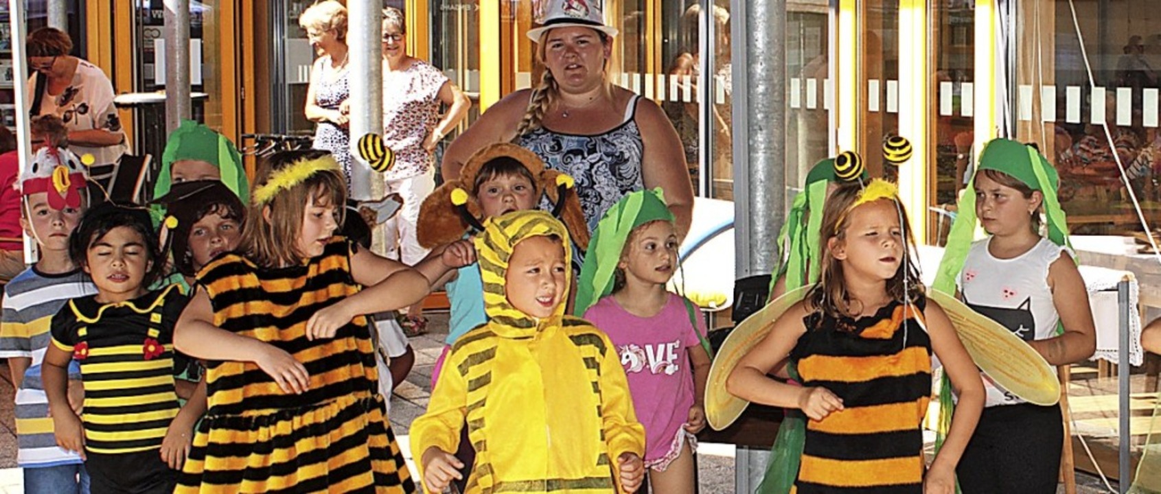 Zeller Kinder erfreuten mit dem Bienenlied.  | Foto: Heiner Fabry