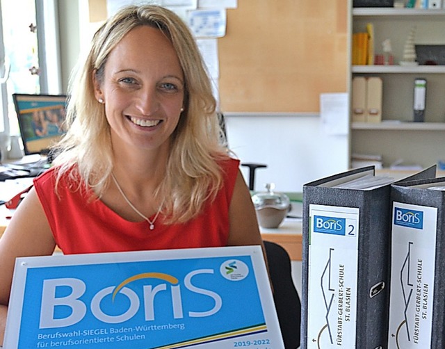 Rektorin Susanne Schwer mit dem neuen Boris-Siegel.  | Foto: Sebastian Barthmes