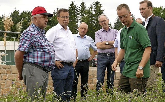 Wolfram Wiggert (vorne) erlutert Land...nks) die Philosophie seines Betriebs.   | Foto: Martin Wunderle