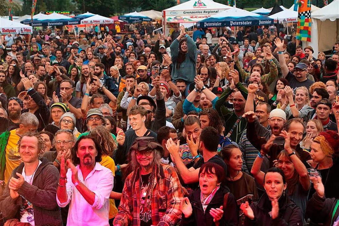 Mehrere tausend Menschen zog es am Woc...de zum Reggae-Festival in Berghaupten.  | Foto: Florian Heide