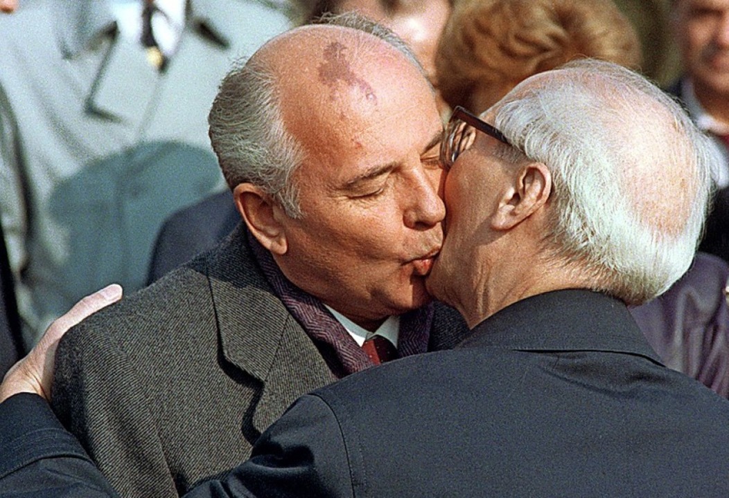 Bruderkuss: Michail Gorbatschow und Erich Honecker am 7. Oktober 1989  | Foto: usage worldwide, Verwendung weltweit