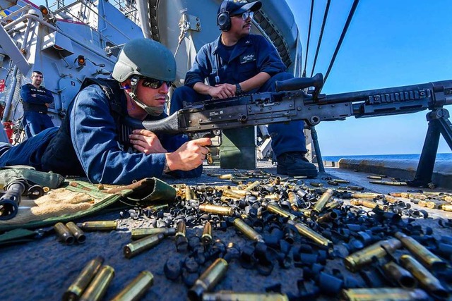 Golf von Oman: Ein US-Soldat hat ein M...n der Strae von Hormus zu beteiligen.  | Foto: Jacob Milham (dpa)