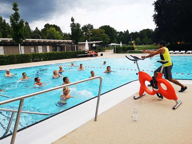 Aquafitness-Trainer Franzisco Estevao ...mer mit lateinamerikanischem Rhythmus.  | Foto: Nele Augenstein