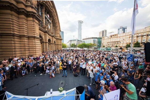 Hunderte Menschen gedenken des getteten Achtjhrigen in Frankfurt