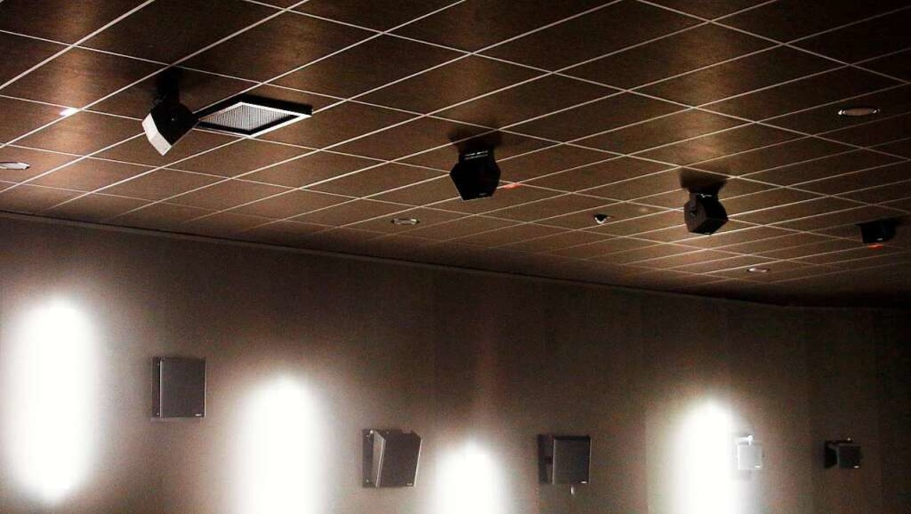 60 Lautsprecher sind im Saal verteilt, jene an der Decke sind komplett neu.  | Foto: Heidi Fößel