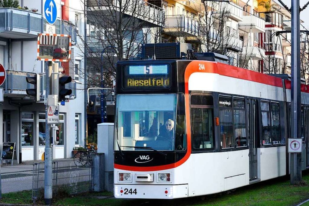 Eine Straßenbahn der Linie 5 im Freiburger Stadtteil Rieselfeld.  | Foto: Thomas Kunz