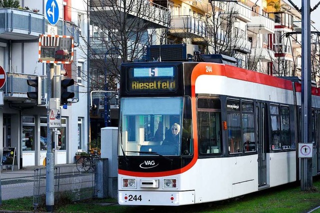 Eine Straenbahn der Linie 5 im Freiburger Stadtteil Rieselfeld.  | Foto: Thomas Kunz