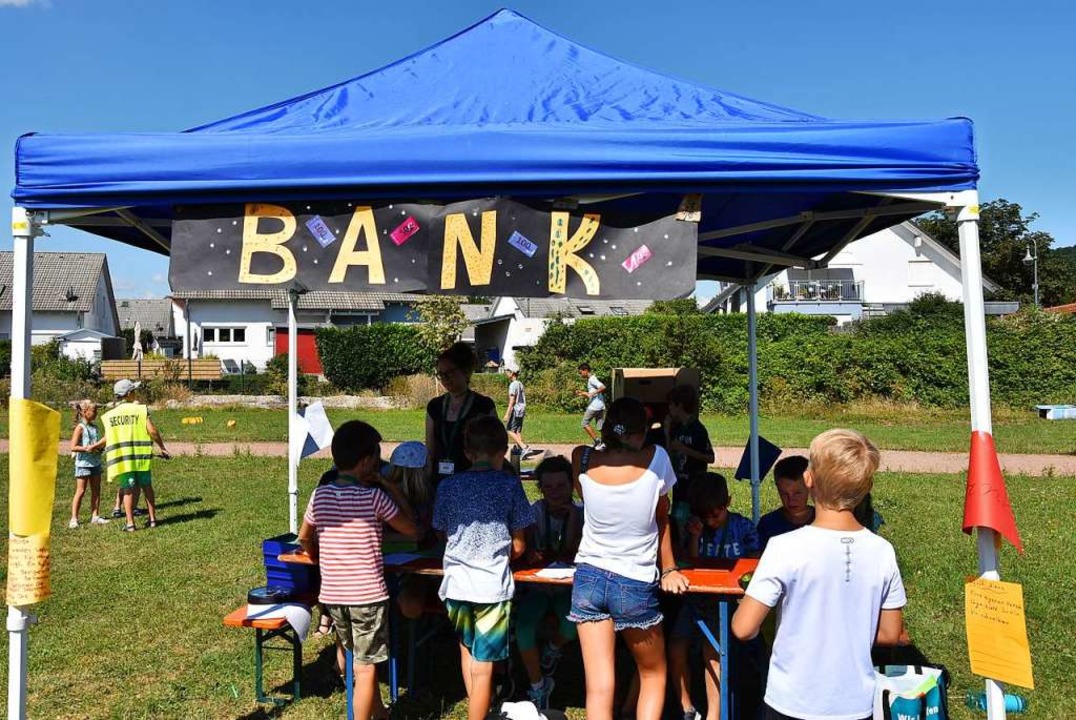 <ppp> </ppp>aber auch eine Bank, bei d...e Kinder ihre Konten verwalten können.  | Foto: Heinz und Monika Vollmar
