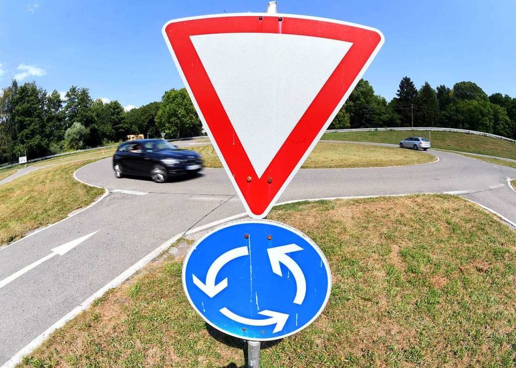 Ein Verkehrsschild weist auf einem Ver...f einen Kreisverkehr hin (Symbolbild).  | Foto: Uli Deck (dpa)