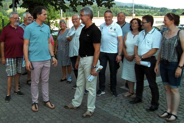 Heimleiter Boris Blazevic (Dritter von...Gemeinderat durch die Brgerstiftung.   | Foto: Ernst Brugger