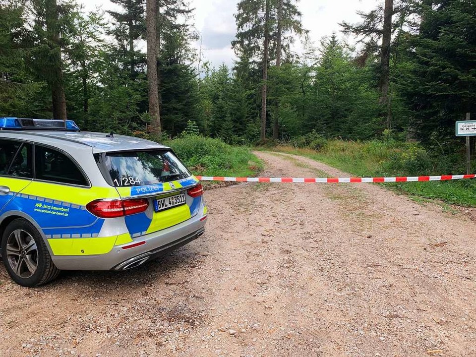 Die Fundstelle im Wald wurde von der Polizei abgeriegelt.   | Foto: spe