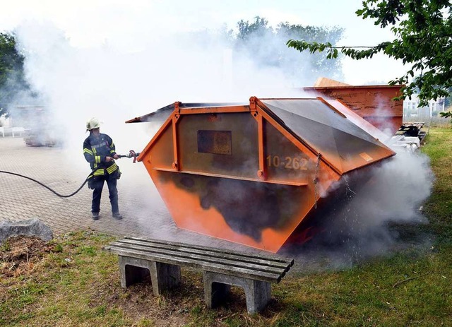Die Feuerwehr lschte den Containerbrand.  | Foto: Wolfgang Knstle