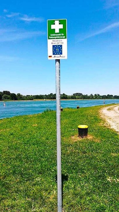 Weiße Kreuze auf grünem Grund markieren die neuen Notfallpunkte am Rheinufer.  | Foto: WSA