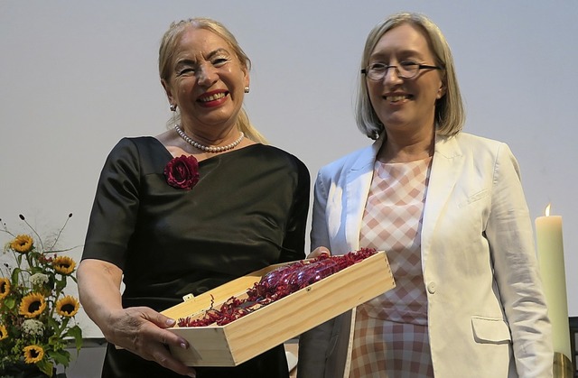 Gisela Patzner (links) nimmt das Ehren... Hnden der Brgermeisterin entgegen.   | Foto: Stadt Mllheim