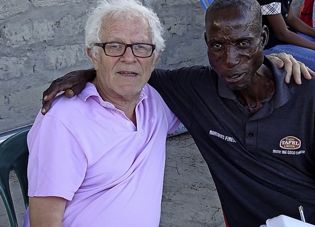 Prof. Reimer Gronemeyer mit einem namibischen Freund in Ondangwa.  | Foto: privat