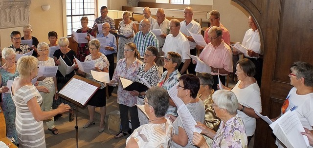Der Gesang des Kirchenchors darf beim Hochamt zum Patrozinium nicht fehlen.   | Foto: Rudi Rest