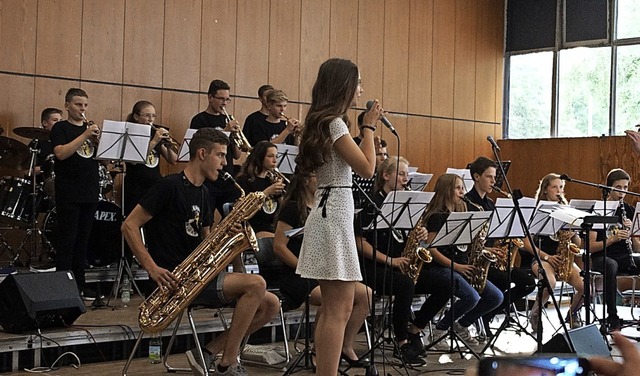 Lea Schnberger beeindruckte mit ihrer...r beim Auftritt mit der MSG-Big Band.   | Foto: Susanne Bremer