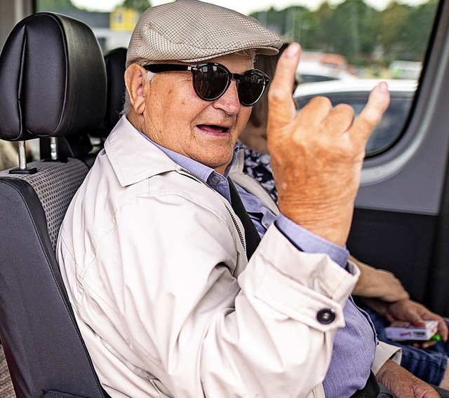 Gustav Jacobs zeigt die Pommesgabel.  | Foto: Axel Heimken (dpa)