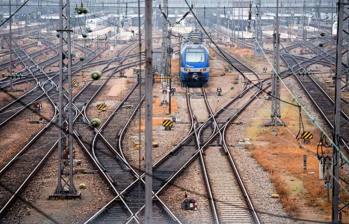 Die Züge und Gleise der Bahn reichen n...etzt größere Investitionen anschieben.  | Foto: Sven Hoppe