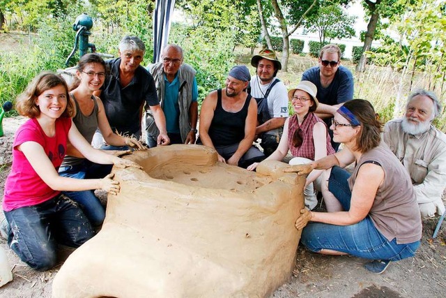 Die Teilnehmerinnen und Teilnehmer des Seminars beim Bau des Tpferofens  | Foto: Heidi Fel