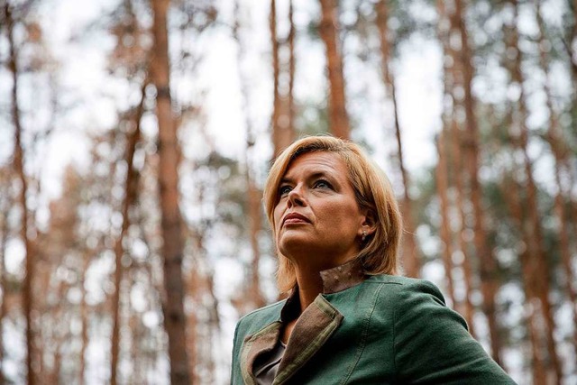 Bundeslandwirtschaftsministerin Julia ...Wald in Deutschland schlecht bestellt.  | Foto: Carsten Koall (dpa)
