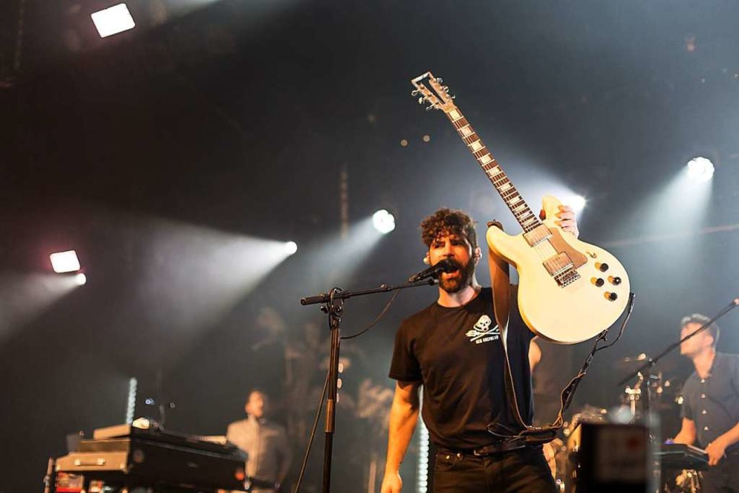 Snger  Yannis Philippakis beim Auftri... Mittwochabend im Zirkuszelt beim  ZMF  | Foto: Carlotta Huber