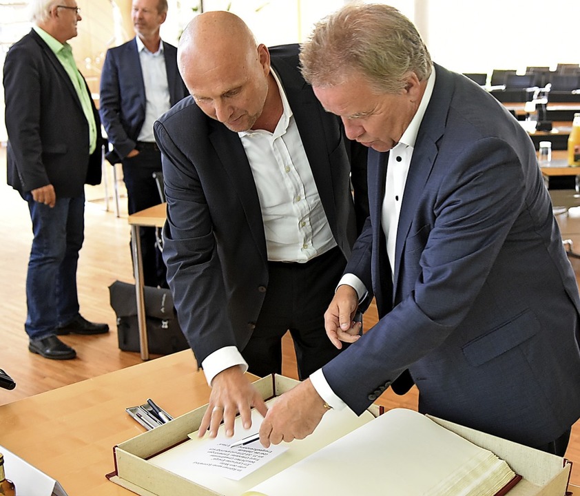 Umweltminister Franz Untersteller trug sich in das Goldene Buch der Stadt ein.   | Foto: Benedikt Sommer