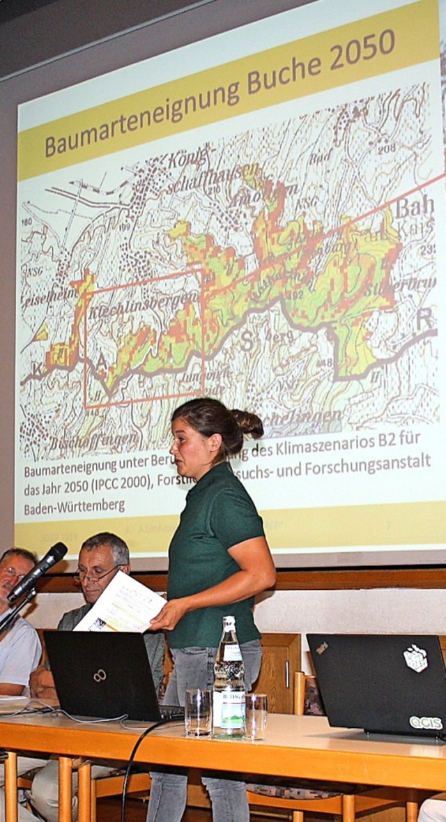Kathrin Hagge Ellhft bei ihrem Vortrag in Endingen zur Waldentwicklung.  | Foto: Christiane Franz