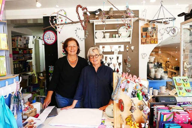 Rita Maier (rechts) hat &#8222;Hauptsa...rgibt den Laden nun an Martina Faller.  | Foto: Tanja Bury