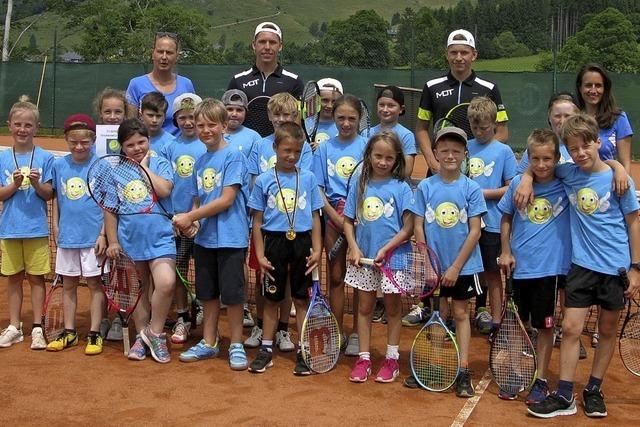 Kleine Tennis-Asse wetteifern bei Turnier