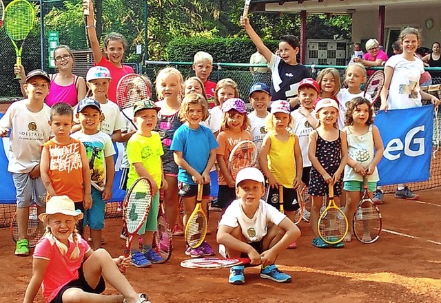 Die Tenniskinder mit der untersttzend...ich ber Medaillen und Preise freuen.   | Foto: Tennisclub