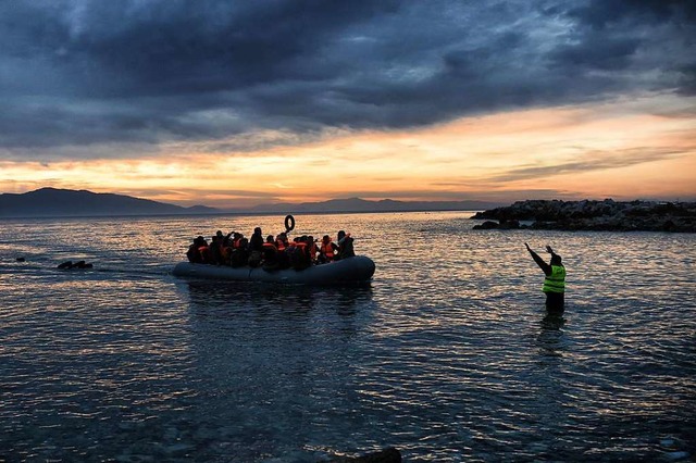 Ein Flchtlingsboot vor der griechischen Insel Lesbos   | Foto: ARIS MESSINIS