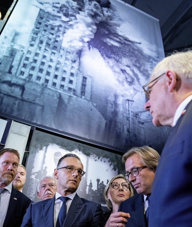 Auenminister Maas  (Mitte) besichtigt...) das Museum des Warschauer Aufstands.  | Foto: Kay Nietfeld (dpa)