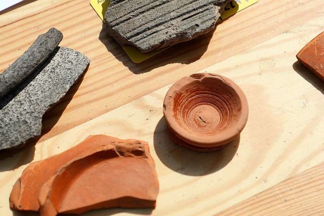Die Archologen haben viele Keramikreste gefunden.  | Foto: Christoph Breithaupt